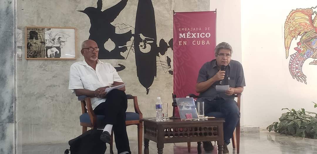 En los 110 años de Octavio Paz, se pres. en la Librería Tuxpan 'Los signos en mutación', de Rafael Acosta de Arriba. La coedición entre El Lirio, de tierra azteca, y Ed. Bachiller, de @BiblioNacCuba recoge los numerosos acercamientos del cubano sobre el poeta y pensador mexicano.