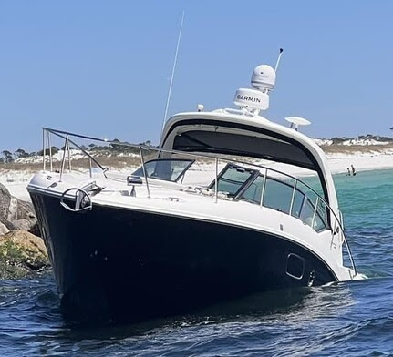 Sea Ray Sport Cruiser Ends Aground in St. Andrews Jetties 
#BoatCollision #BoatAground #BoatSinking #StAndrewJetties #PanamaCity #SeaTow #SportCruiser #BoatSalvage #BoatWreck #SeaRay #OutNews 
poweryachtblog.com/2024/04/sea-ra…