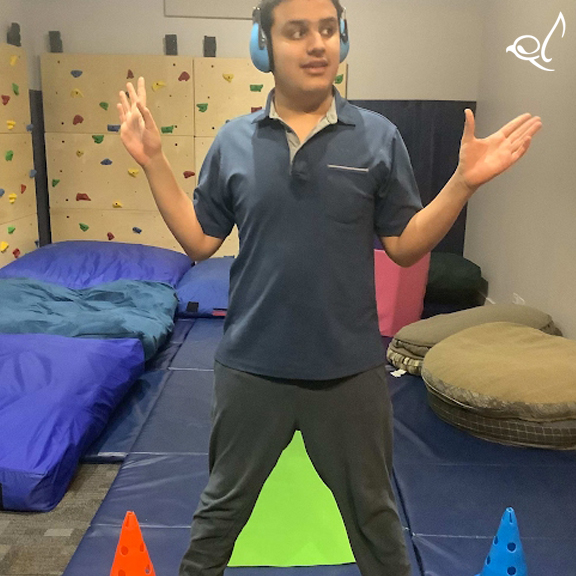 This fun PT obstacle course includes strider jumps and prone extension, bilateral stance jumps, & kicking a soccer ball through cones. #eyaslanding #chicago #pediatrictherapy #therapyclinic #therapygym #therapeuticgym #therapy #obstaclecourse #obstaclecourses #physicaltherapy #pt