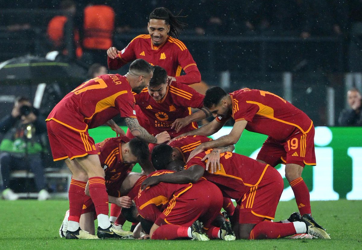 AliprandiJacopo's tweet photo. Un gruppo di giocatori e di uomini. Una lotta di novanta minuti senza mollare un secondo, senza concedere un centimetro. Una squadra che si è comportata tale per prendersi con le unghie e con i denti una semifinale straordinaria, la quarta di fila in Europa. 
Il sacrificio di tutti i giocatori, il coraggio e il sentimento che hanno messo per la Roma, per l’Olimpico, per l’allenatore.

Hanno dato tutto, dal primo all’ultimo. Straordinari, come Daniele #DeRossi che nella doppia sfida ha annientato il Milan con le sue mosse tattiche e ha dato la scossa ai suoi per resistere un’ora con l’uomo in meno. Un rinnovo strameritato.
Una Roma spettacolare, come i suoi tifosi.

#RomaMilan
#ASRoma
