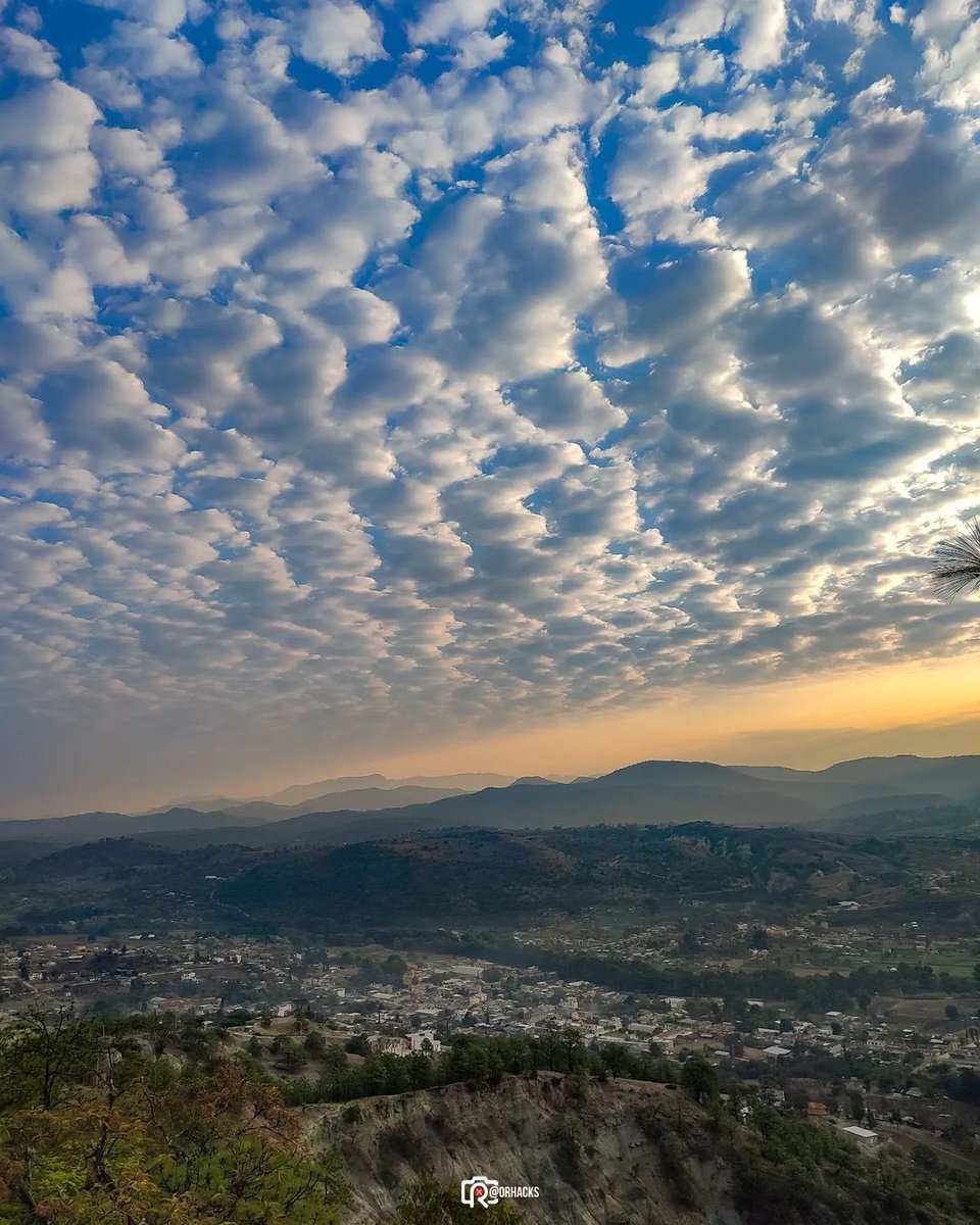 ☁️ Altocumulus 
📍San Juan Mixtepec, Oaxaca. (Región Mixteca) 
📸 @orhacks 

El amanecer es mi color favorito 🫀🎨
.
.
.
#nubes #cloudscapes #cloudscape #cloudlovers #méxico #satelital #cdmx #oaxaca #cloudsky #cloudphotography #skylovers #skyphotography #travelphotography