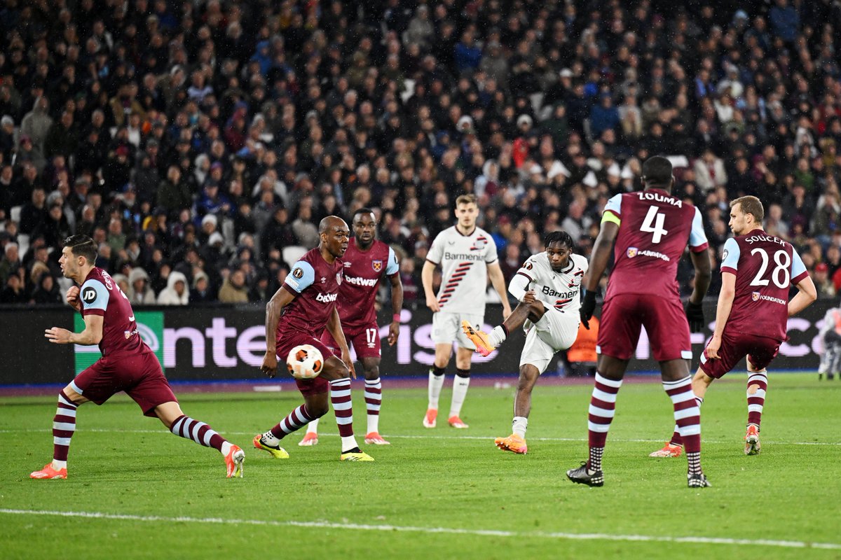JacobsBen's tweet photo. Newly-crowned Bundesliga champions Leverkusen into the #UEL semi-finals after a 1-1 draw with West Ham. Another dramatic late goal, this time from Jeremie Frimpong, to protect their unbeaten record this season. Leverkusen win the tie 3-1.🇩🇪 https://t.co/7bkUyUaEu5