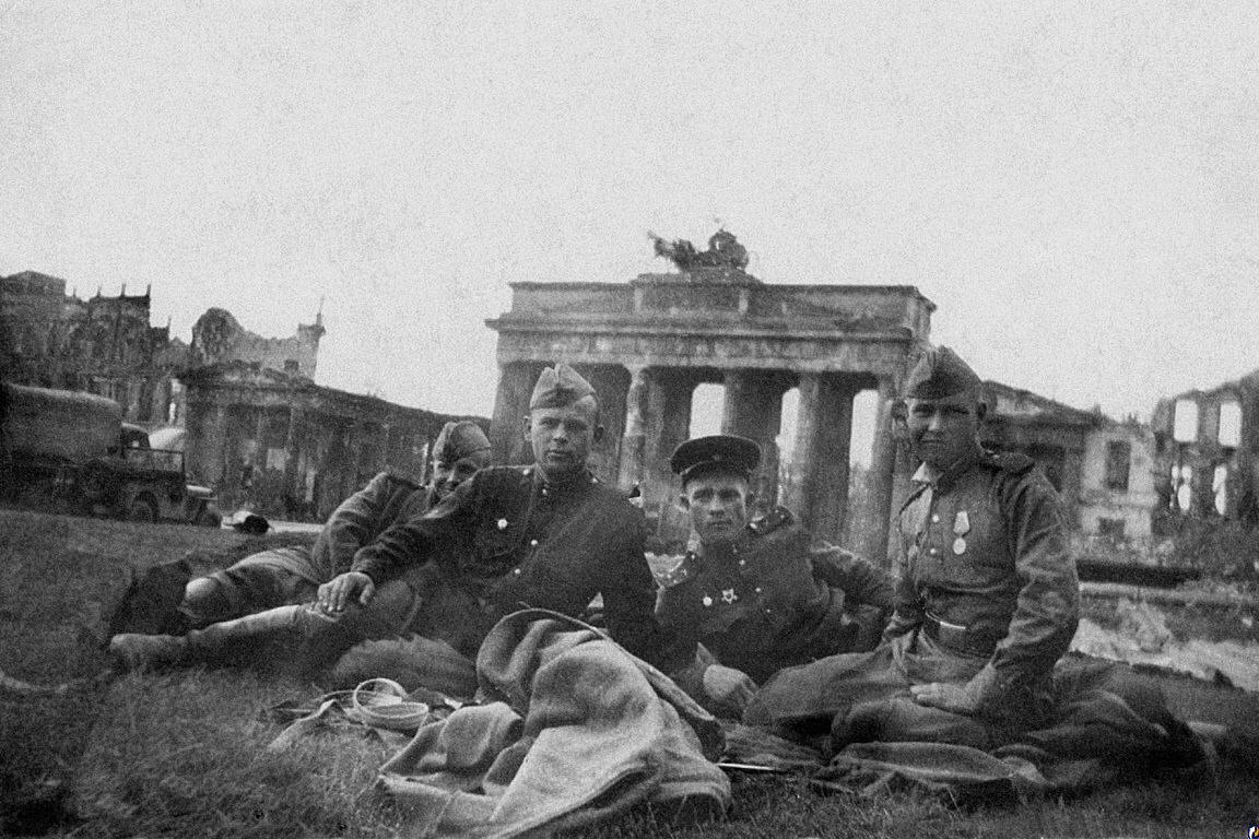 Berlin-1945 
Faşizmi ininde yenen kahraman Kızıl ordu askerleri Brandenburg kapısı önünde çimlerin üzerinde dinleniyor!