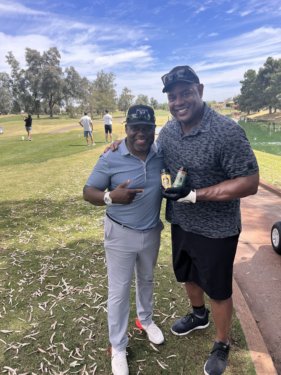 Always good to have my @NFLAlumni brother Eric Swan from the AZ Cardinals support my GrillnMcMillian spices. This is what it’s all about supporting each other. #PayItForward #NFLBrotherHood