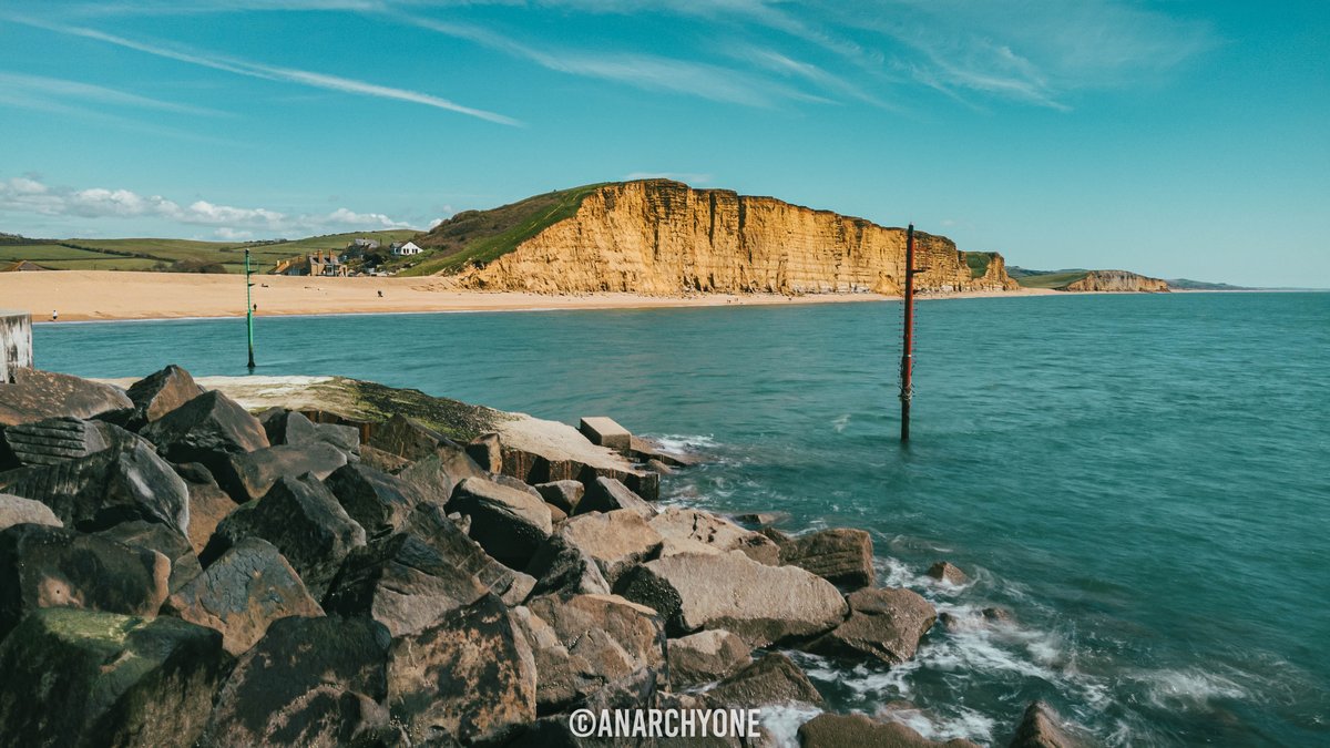 Todays drone shot comes from West Bay or as others may know it, Broadchurch. 

#drone #photography #westbay #dorset