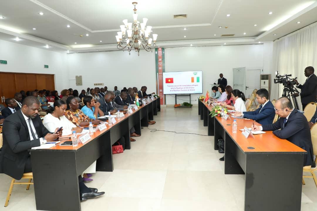 La Côte d’Ivoire et le Vietnam ont renforcé ce jeudi 18 avril 2024, leur coopération. Les deux pays ont tenu à Abidjan, leurs 3e consultations politiques présidées par le Ministre délégué Wautabouna OUATTARA de #RCI et la Vice-ministre Vietnamien des AE Nguyen Minh Hang.