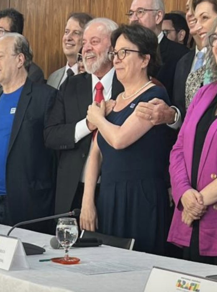 tovelok's tweet photo. a roseli com o lula eu to https://t.co/9Sdu2d2vu7