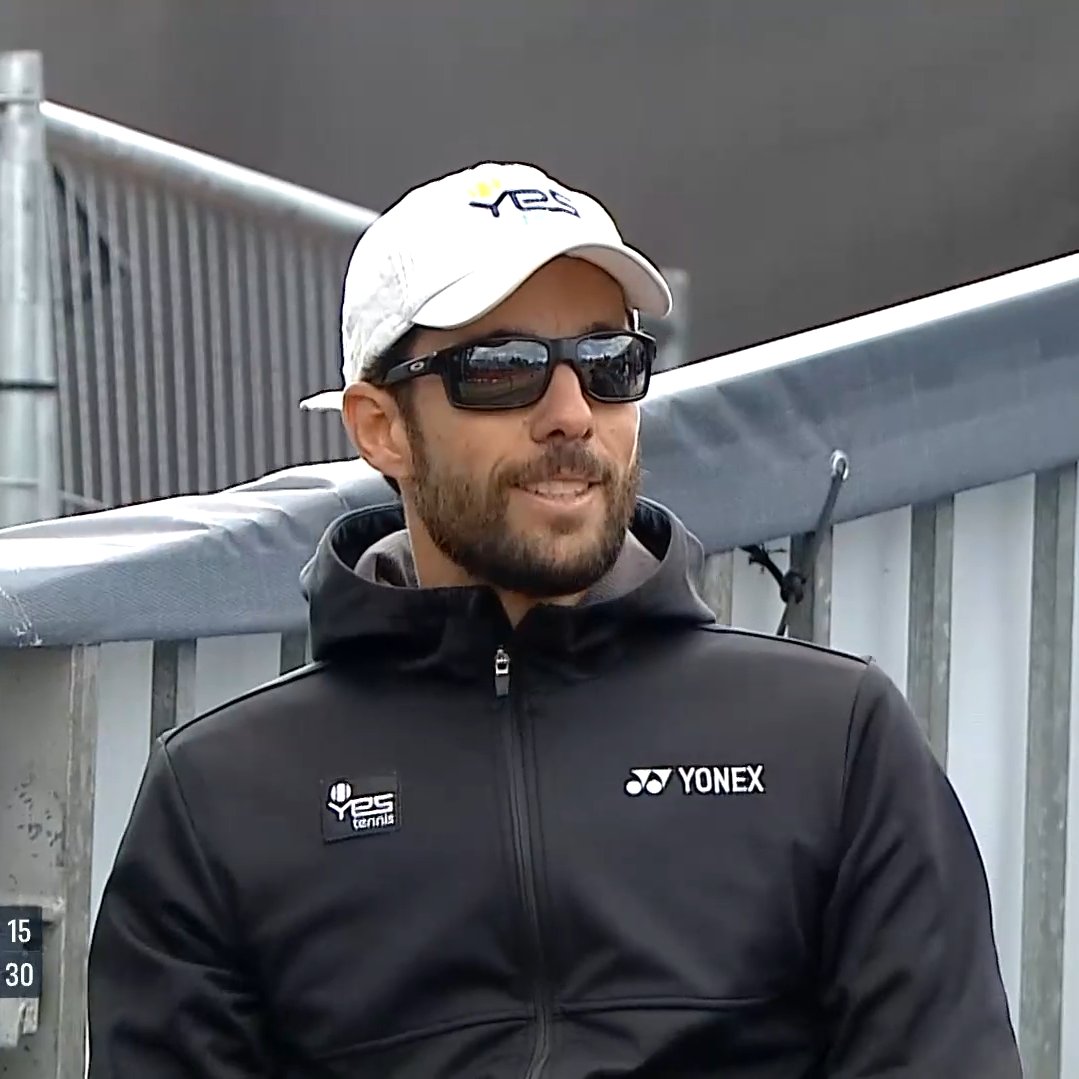 Esse &eacute; o GUILHERME TEIXEIRA, treinador do JO&Atilde;O FONSECA. Sujeito bem  discreto, bem jovem (salvo engano 34 ou 35 anos) e que merece o  reconhecimento pro estar lapidando a joia. Conversei com