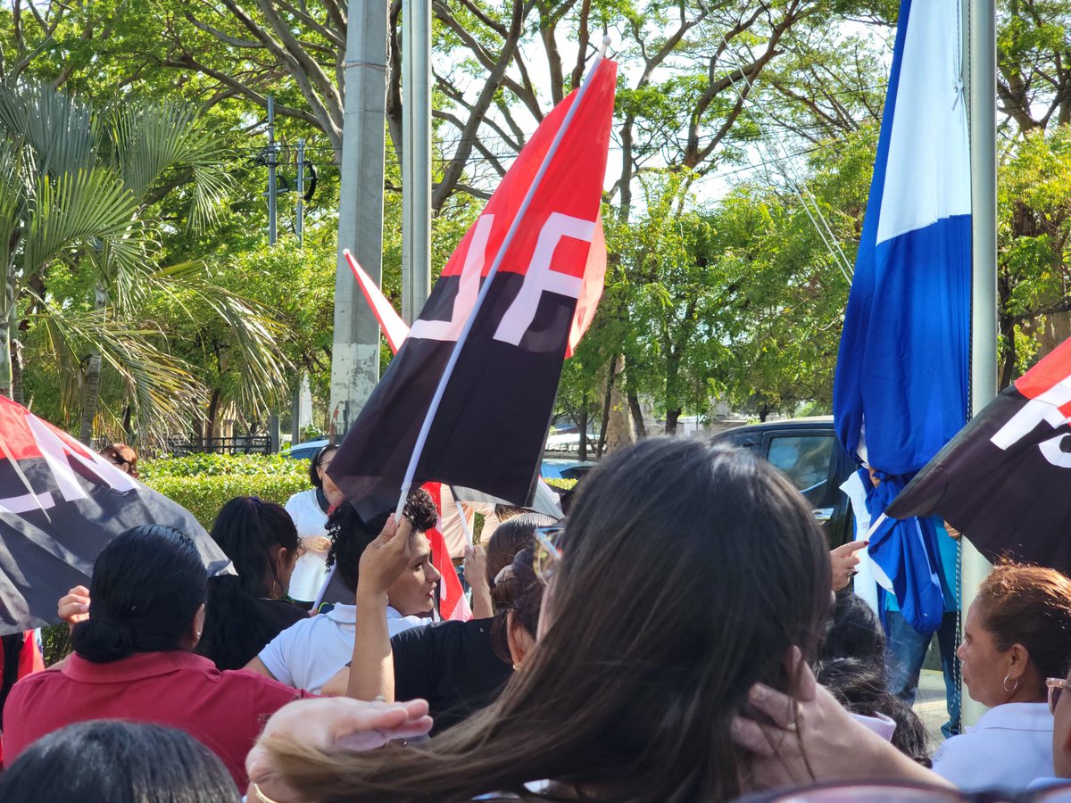 Hoy toda Nicaragua celebra el mes de abril mes de la paz y realizamos izado de la bandera azul y blanco y roja y negra que protege a la azul y blanco, vamos por más victorias #SomosVictoriasVerdaderas #SomosPLOMO19