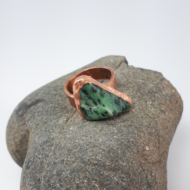 solahnightstar's tweet photo. Green zoisite can help amplify the energy field of the entire body. It helps dispel laziness and transmutes negative energies into a positive force field.⁠
⁠
Perfect for when the #geomagneticstorms are a storming! ⁠
⁠
Check my website to find this handmade ring! 🤩 https://t.co/AfZnyCdrfd