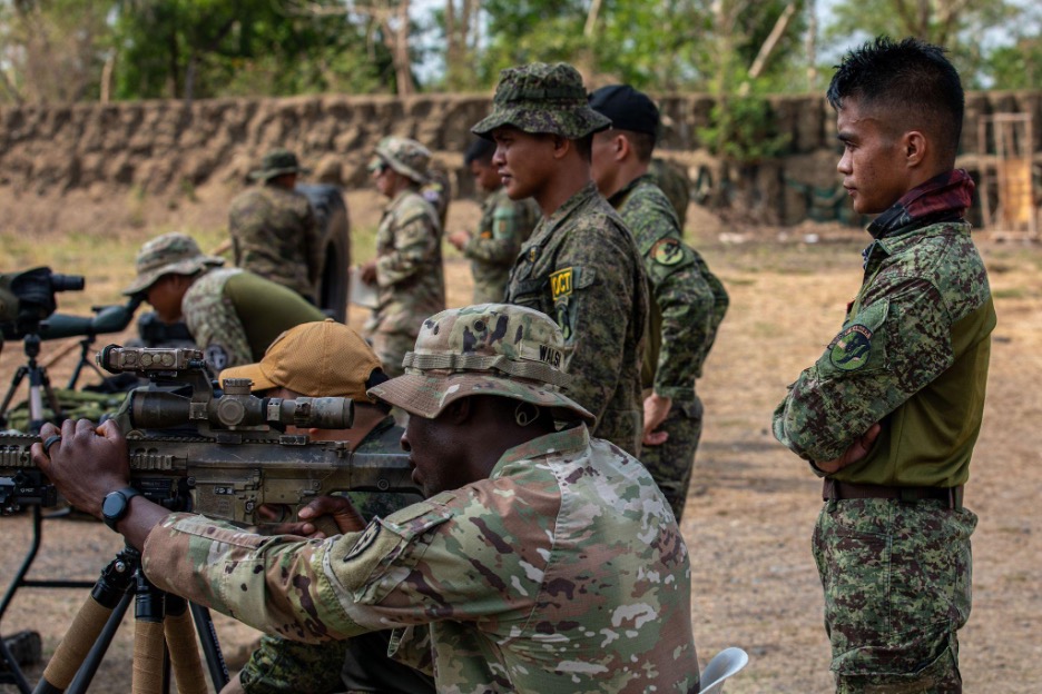 U.S. Army Soldiers assigned to the @25thID, @USArmy conduct a sniper subject-matter expert exchange alongside Philippine Soldiers during #Salaknib 24 at Fort Magsaysay, Philippines, April 18, 2024. #FriendsPartnersAllies @USARPAC