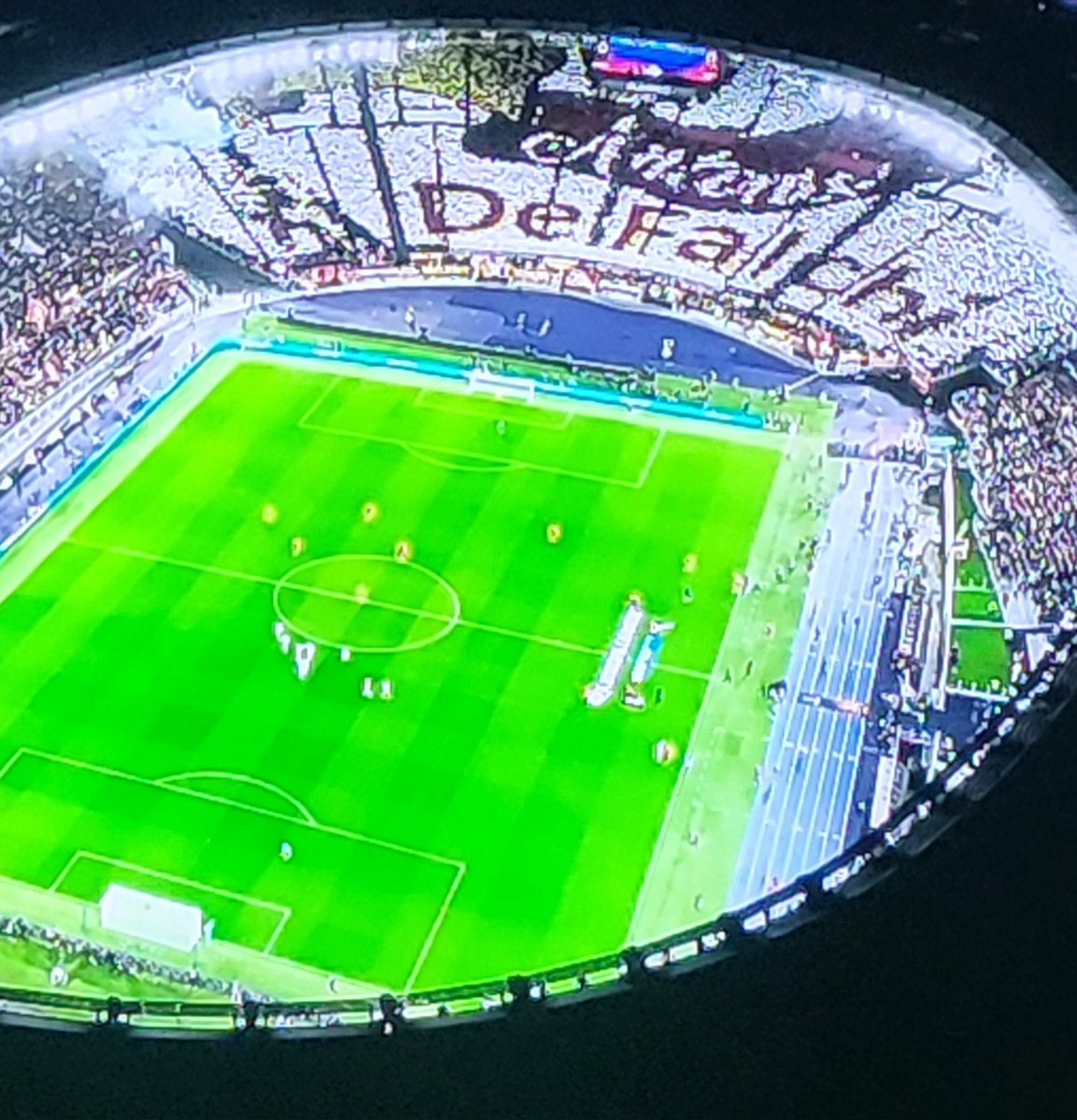 romanismo85's tweet photo. Una lezione di calcio da voi. 
Una lezione di calcio in casa nostra.
Non è servito giocare 70 minuti in 10
Neanche così.
Perché Pioli si sente superiore.
Perché vi ci siete sentiti ad inizio sorteggio.

E ora? Tornate a casa.
#RomaMilan https://t.co/yyHk9nei9M