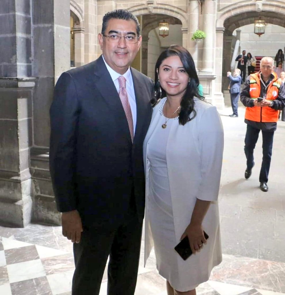 Muchas felicidades al Gobernador de Puebla @SergioSalomonC, ¡bendiciones, le mando un abrazo!