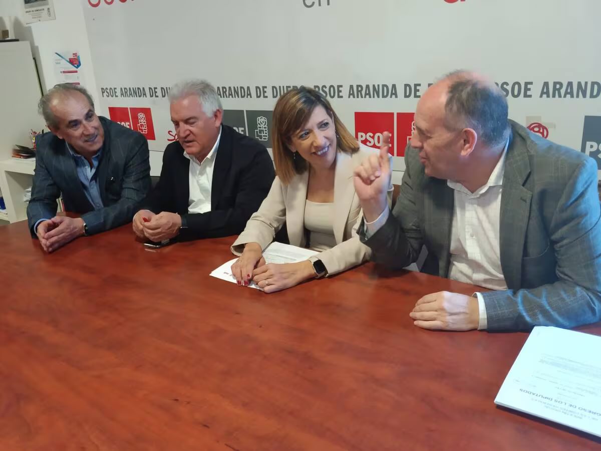 JLAceves's tweet photo. Día intenso en #ArandaDeDuero con @PSOEdeAranda y @psoeburgos 

📌Explicamos las propuestas de eliminar tasa reposición Admon. Y de terminar con la cita prevía obligatoria 
📌PL de bomberos y Agentes Fotestales
📌Reunión con asociación municipios
📌Reunión concejales y alcaldes https://t.co/C358QXuXDm