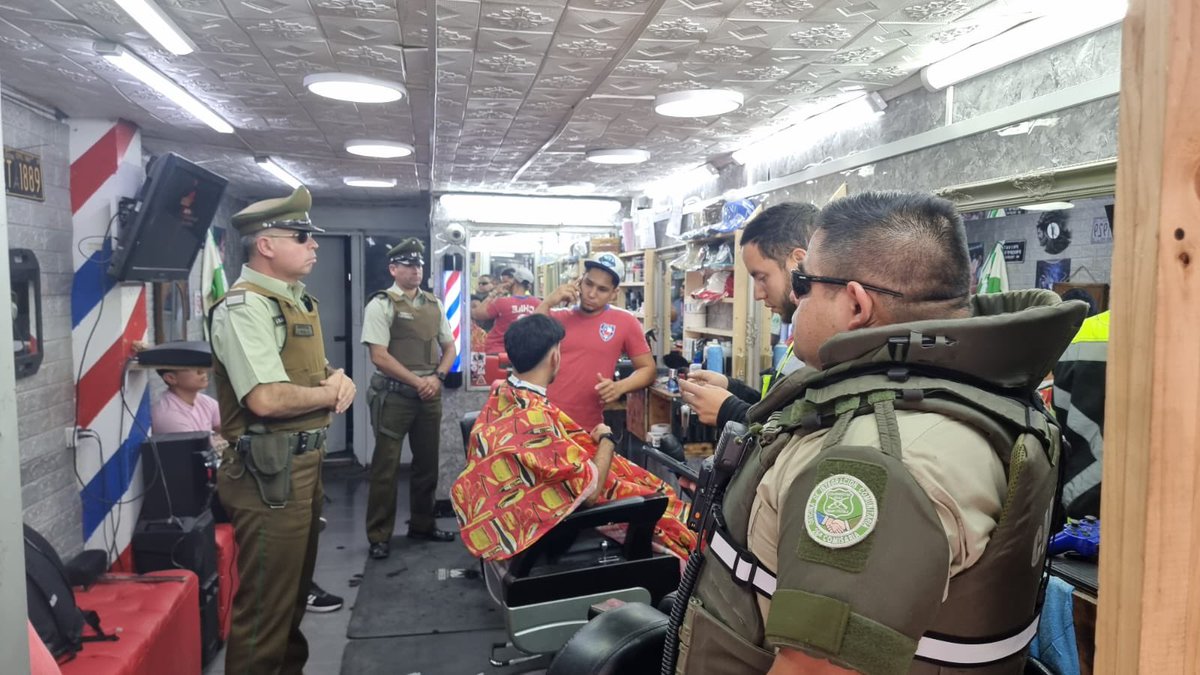 CarabPOccidente's tweet photo. #Pudahuel: Carabineros de la 26a Comisaría en coordinación con la @impudahuel, con la finalidad de aumentar la sensación de seguridad de los vecinos realizan fiscalizaciones a diversas #Barberias de la comuna.
#CarabinerosSiempre🚨 https://t.co/3nxB9AmSIF