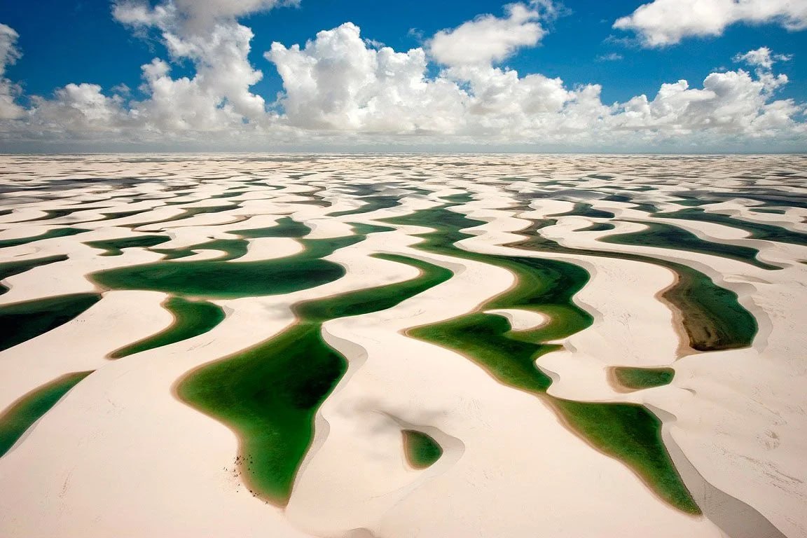 Parque Nacional dos Lençóis Maranhenses, Brasil

Localizado bem às margens do Oceano Atlântico, o Parque Nacional dos Lençóis Maranhenses é considerado um dos mais belos do Brasil. Sem dúvida, também pode ser classificado como um dos locais mais misteriosos do planeta. O parque