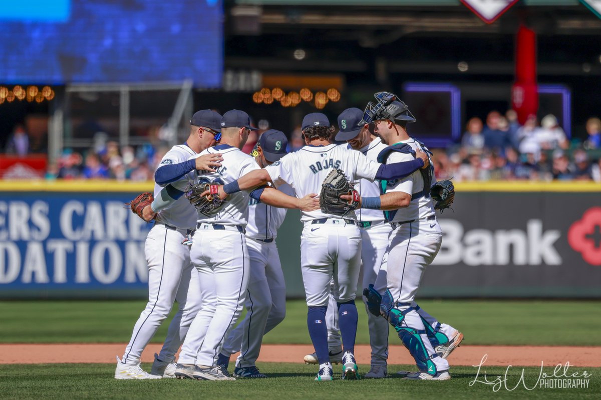 Four favorite photos from yesterday's @Mariners win over the @Reds for Seattle's first sweep of the season, as taken by our photographer on assignment @Wolter_Liz! #TridentsUp #ATOBTTR