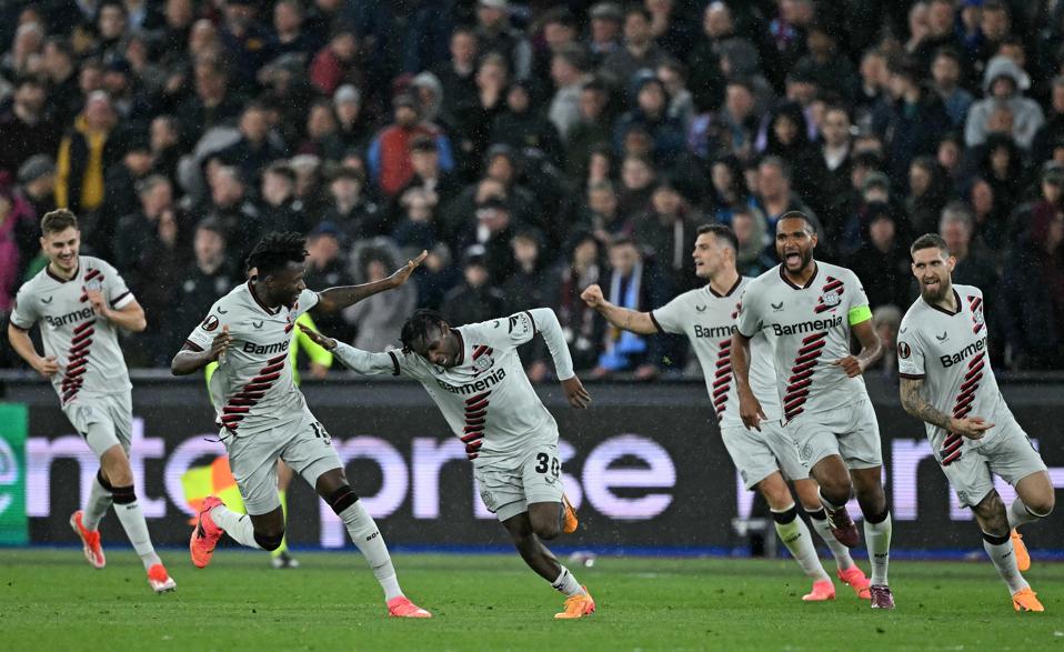Jeremie Frimpong's goal means Bayer 04 Leverkusen stretch their unbeaten run to 44 matches in all competitions, setting a record for the the longest undefeated run in the European big five men's top divisions surpassing the 43-game unbeaten run set by Juventus in 2011-12 #WHUBAY
