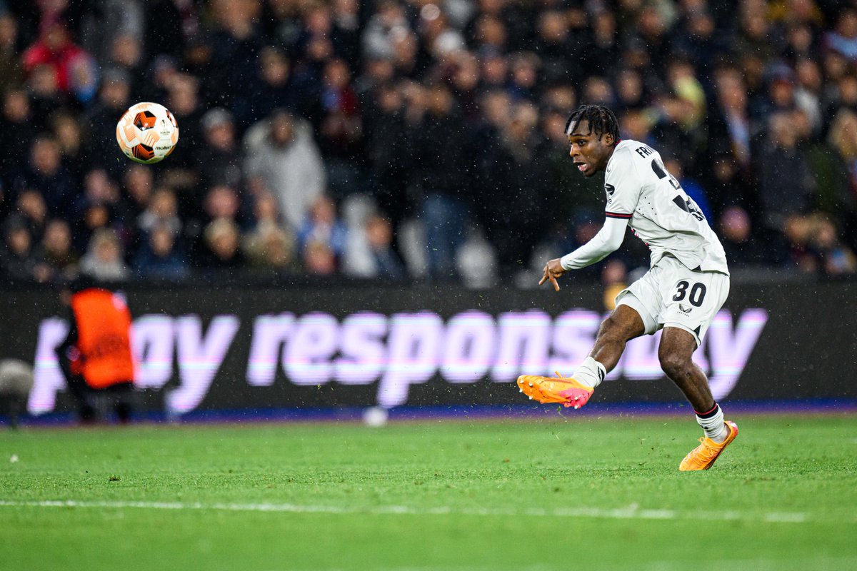 Bu adamda da bu var; yenilmiyor! Bayer Leverkusen 89. dakikada Frimpong'un attığı golle West Ham United ile 1-1 berabere kalarak yenilmezlik serisini 44 maça çıkardı!