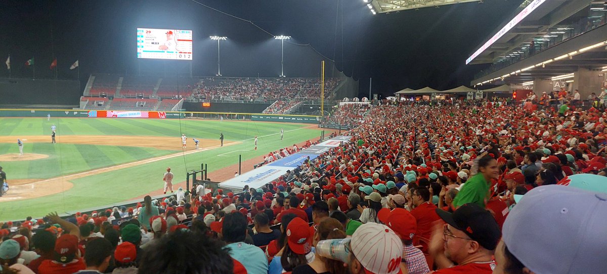 El año pasado @DiablosRojosMX estableció el promedio histórico de asistencia en CDMX de poco más de 10 mil aficionados por juego. En la serie Inaugural ese dato fue de 12,500. Aunque no hubo llenos, el dato es relevante. Ahora a ver las entradas de fin de semana vs León.