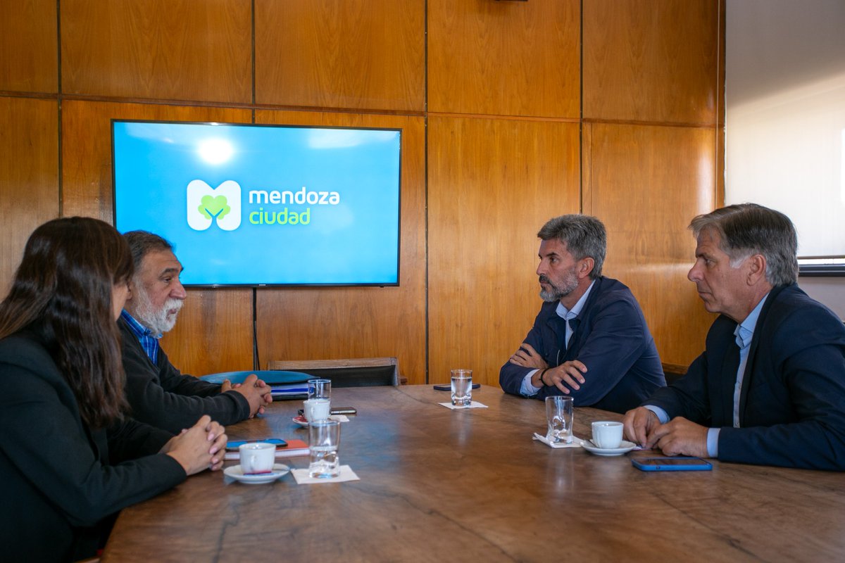 UlpianoSuarez's tweet photo. Nos reunimos con @claudiobargach, coordinador de la Red @SerFiscal, para repasar algunas iniciativas que impulsamos y también analizar nuevas herramientas que permitan seguir ampliando y transparentando la participación ciudadana. https://t.co/9V2xBceQTj