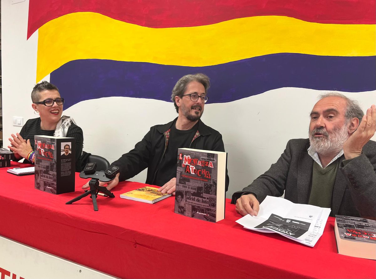 Con su autor @cportomene, acompañado de @IgualdadCCOOAst y del historiador Víctor Erice, hoy se presentó en 'La Comuna' @pcasturias el libro 'La matanza de Atocha y otros crímenes de Estado' 👉 Se rememoró enero de 1977, cuando la sociedad mostró su repulsa a la masacre