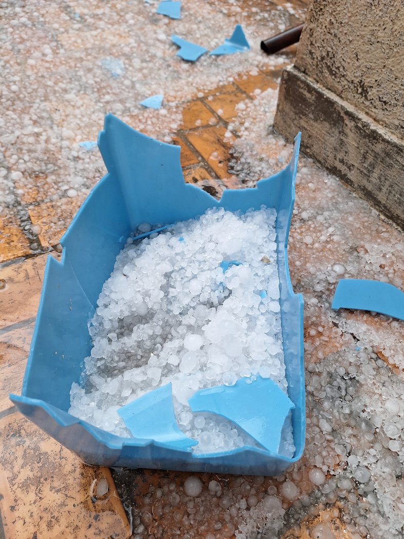 cerezablack's tweet photo. el granizo destruyó mi cubeta, pero al menos tengo hielo gratis 😂😂😂 https://t.co/AYOqp8CUte
