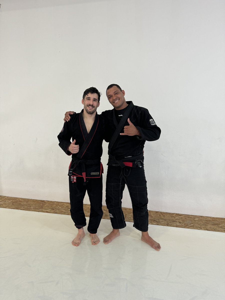 Hoy coincidí con mi primer profesor de BJJ en Portugal. Fue quien me graduó a cinturón azul Es la primera vez que entrenamos juntos desde que soy cinturón negro. Ahora vivimos lejos. 10 años entre ambas fotos, que se dice pronto Todavía sigo usando cosas que él me enseñó