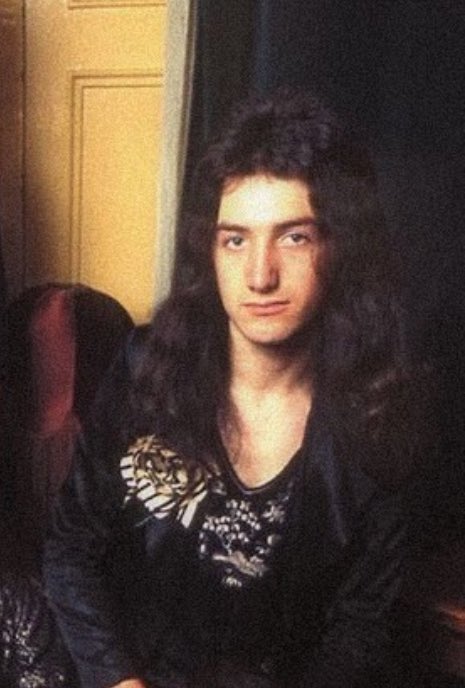 daily_deaky's tweet photo. John Deacon in London  England, 1974 🍯 https://t.co/bSYVLb7fEk