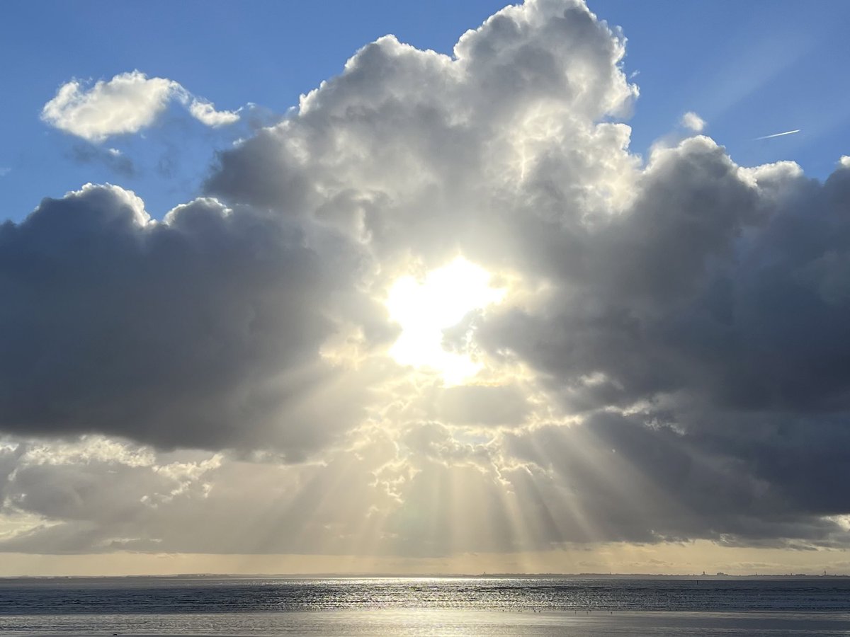 At last! …a spell of drier weather for most of us this weekend ⛅️ Will it be sunny or cloudy where you are though, and will it be perfect running conditions for the #LondonMarathon 🏃🏼 ? Full forecast @BBCBreakfast from 6am