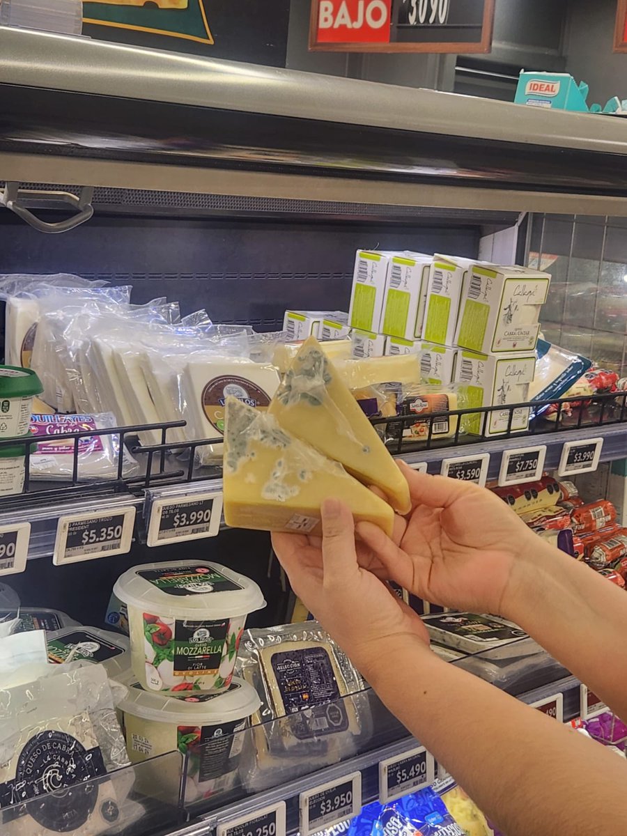 Yuly06's tweet photo. Hola @LIDERcl Quiero informar una situación que he experimentado en su tienda de Av. Salvador al realizar mis compras encontré en sus neveras había queso podrido. Me gustaría pedirles que revisen su stock para asegurarse de que no haya más productos en condiciones similares. https://t.co/7tmpnZ1v87