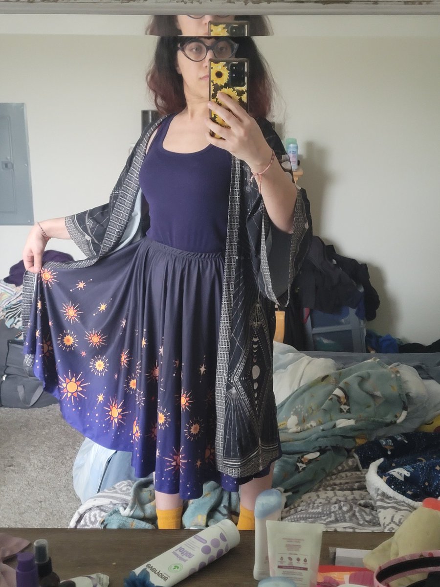 Sporting a celestial goddess kinda look today thanks to my new @mayakern skirt :^)
