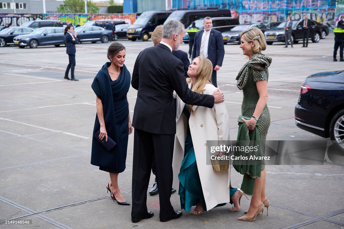 The Princess of Orange curtseys to King Felipe VI of Spain on the last evening of the Spanish state visit to the Netherlands. 🇪🇸🇳🇱