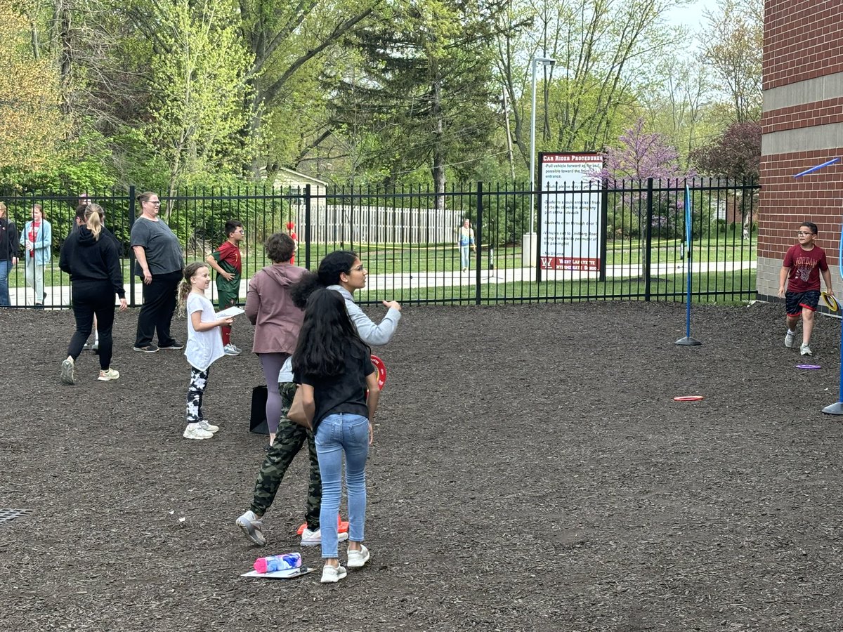 WLIS_RDP's tweet photo. WLIS Family PE Night is underway! So much fun for our families! A HUGE thank you to Chris LaGuire, Chauncey Fry and all our staff volunteers for making it a success! https://t.co/so0qZC3ugt