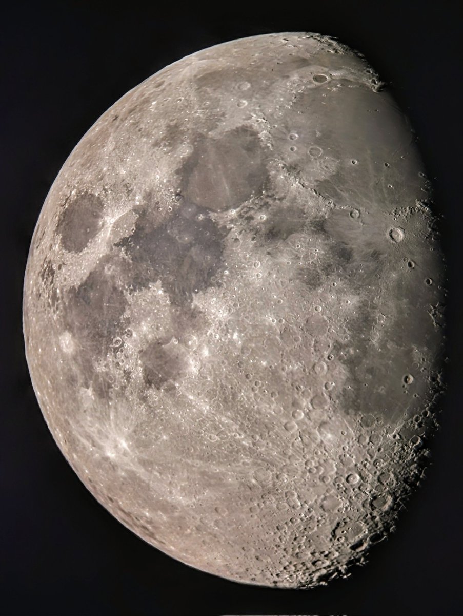 akbarnemati's tweet photo. Telescope view of the Moon 🌙 Tonight.

#pixel8pro
#pixelteam

@GooglePixel_US
@madebygoogle https://t.co/jkj3L6s3GF