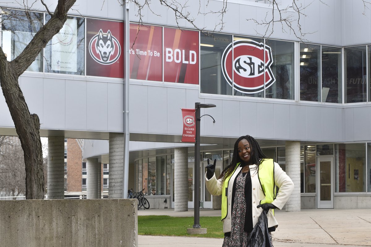 Huskies showed care for their campus Thursday with an early Earth Day campus clean up. 💚🌎 #OurSCSU #BHuskiesPROUD