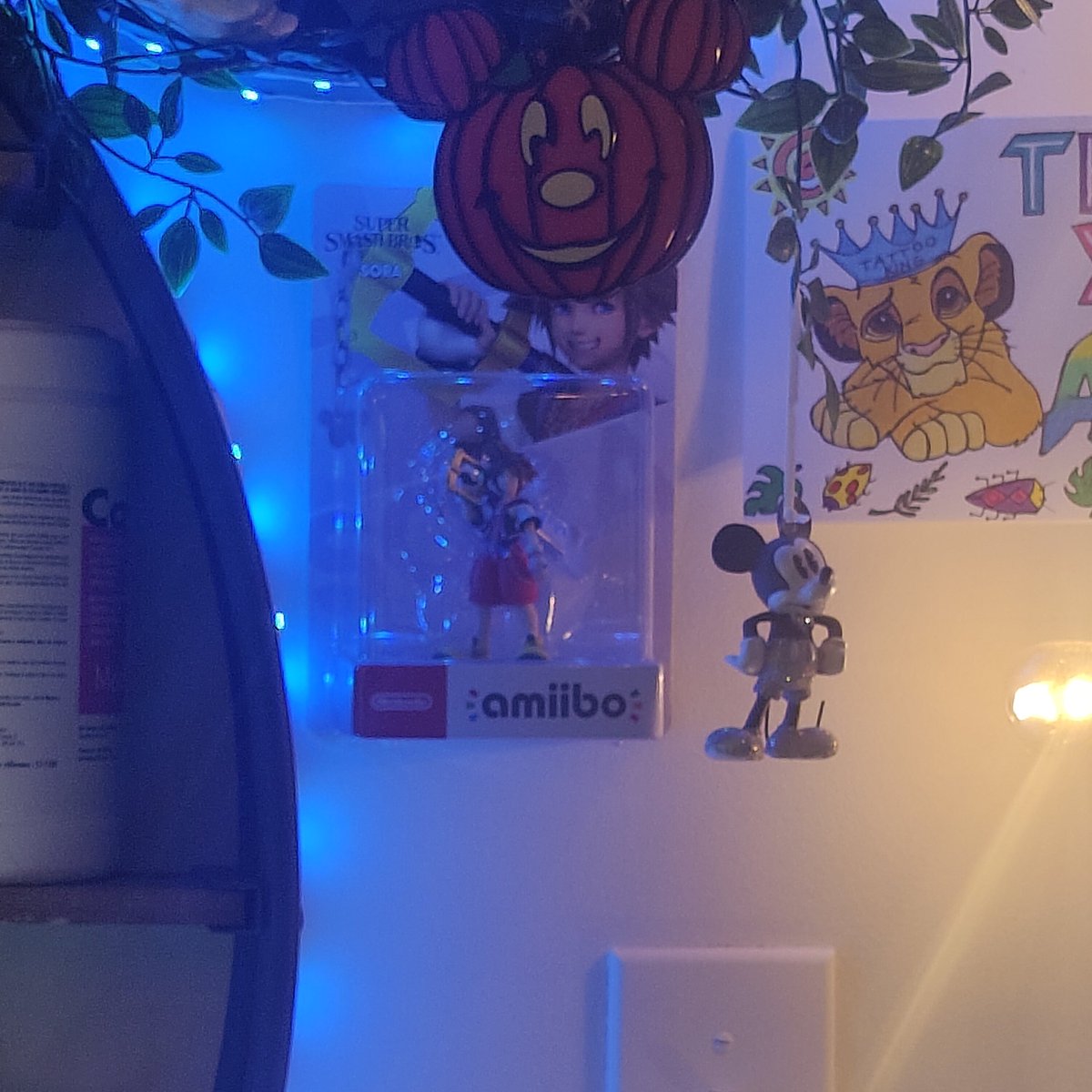 SoraCoded's tweet image. It's been almost 3 years since I started my Kingdom Hearts tattoo sleeve and today is the end! Session 10/10; had to give my artist a good-bye gift to always remember me and my sleeve by before the move!! 

(he is a Disney artist who never knew what Kingdom Hearts was before me)