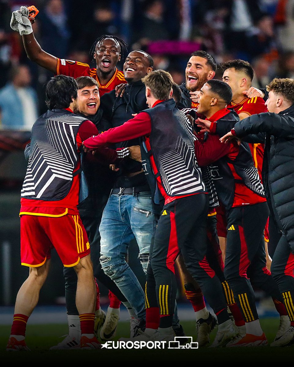 Eurosport_IT's tweet image. La Roma festeggia la conquista della semifinale di Europa League insieme a Evan Ndicka 💛❤️

Un'immagine bellissima 🥰

#UEL | #Roma | #Ndicka
