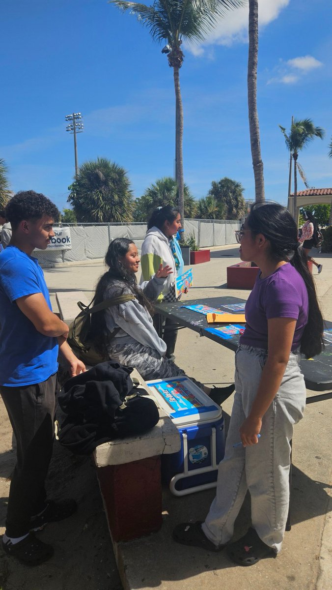 #InteractClub members selling #icepops to raise funds during #Earthmonth so we can #adoptanacre (or 3) and #adoptareef (or 3) 😬😆 @SaveNatureOrg @LWCHSTrojans @pbcsd @kgwhetsell @APGarate @villani824 @DrSimoneRamos