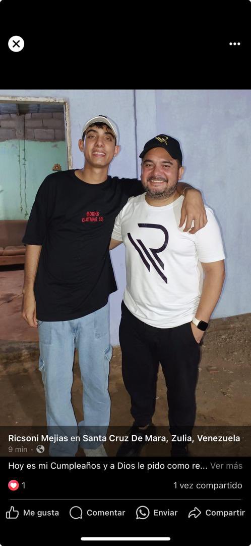 SE BUSCA EN #Maracaibo

El joven de la izquierda de apenas 18 años está desaparecido desde hace dos días. Sus familiares comentan que estaba muy deprimido por culpa de su relación amorosa y salió de casa y desde entonces no se sabe nada de él.