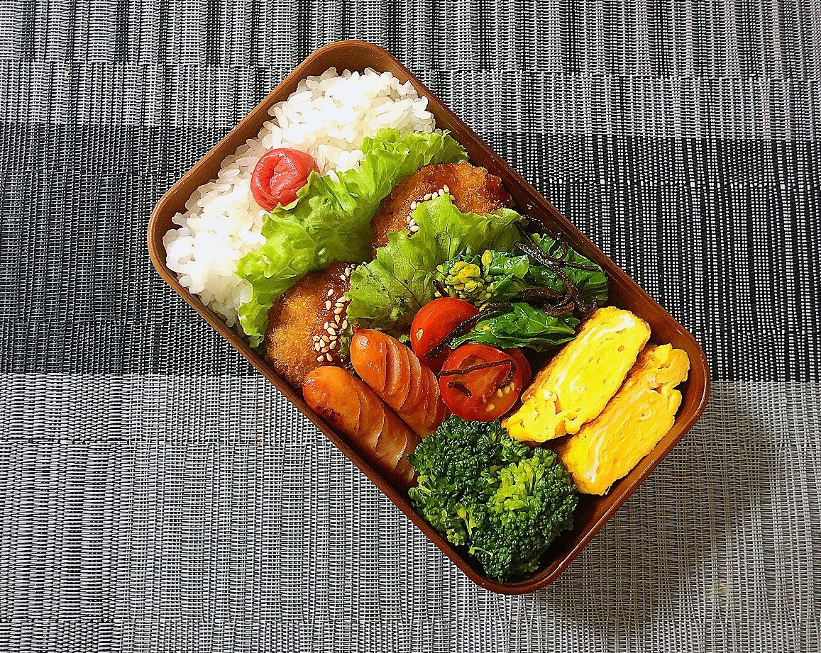 旦那さん用弁当🍱
行ってらっしゃい✿...*ﾟ

･メンチカツ
･ウインナー
･卵焼き
･菜の花とトマトの塩昆布和え

#Twitter家庭料理部
#料理好きな人と繋がりたい
#お弁当
#お腹ぺコリン部
#お弁当記録
#お弁当作り楽しもう部
#旦那弁当