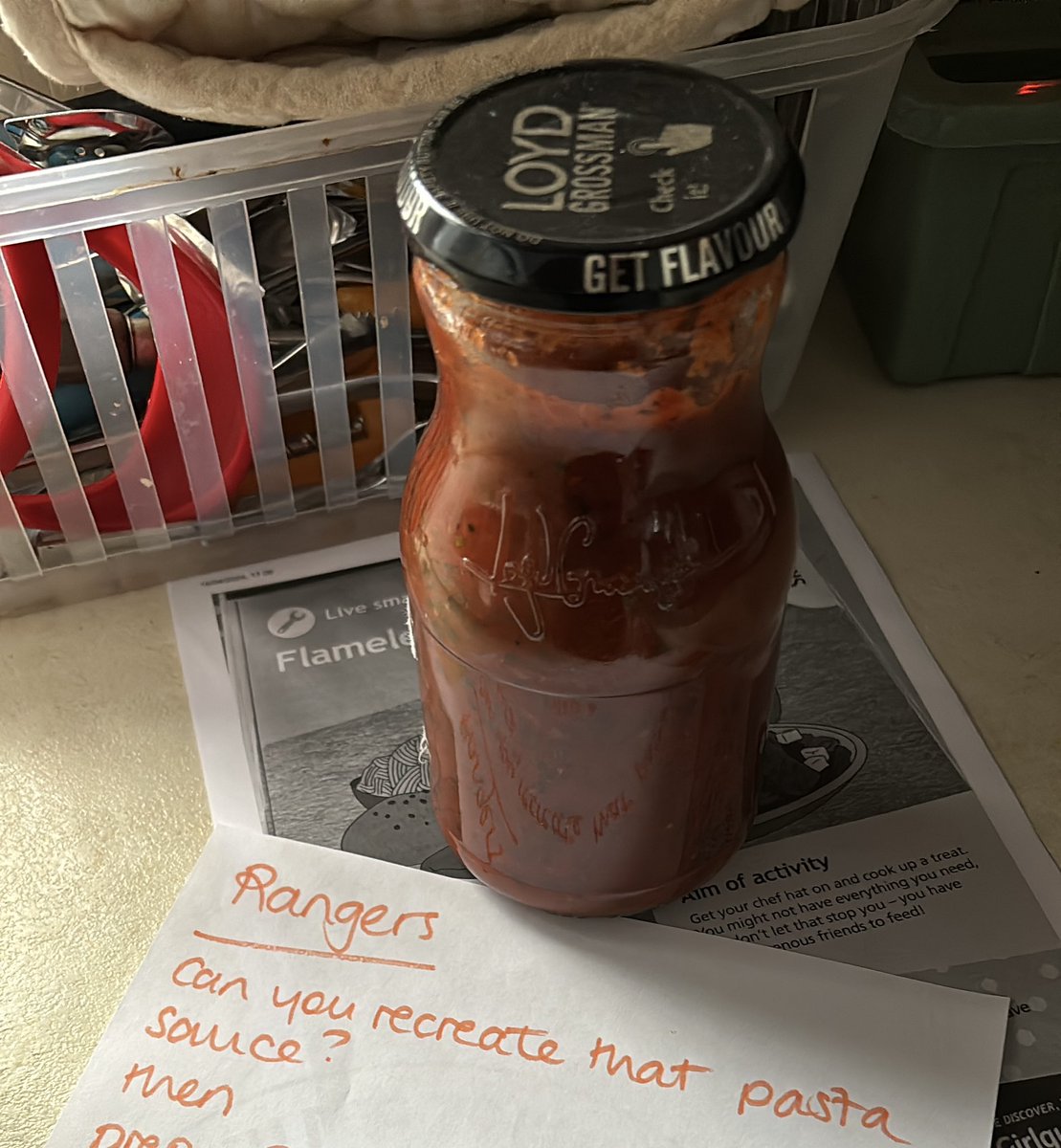Our Guides followed recipes to make tomato sauce for their pasta while the Rangers tried to recreate a shop bought pasta sauce based on taste alone!