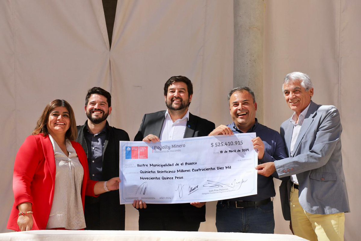 DPPHuasco's tweet photo. Royalty minero recibieron las 4 comunas de la Provincia de Huasco de la parte del Delegado @DPRAtacama Luis Pino Palacios y la Delegada @DPPHuasco Karina Zárate junto al Seremi de Minería Carlos Peña y el 
 Jefe regional de la @Subdere_Atacama @juanjosemoreno_ https://t.co/oQ5eBDPCqN