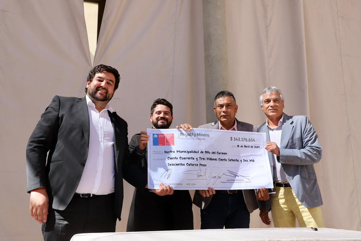 DPPHuasco's tweet photo. Royalty minero recibieron las 4 comunas de la Provincia de Huasco de la parte del Delegado @DPRAtacama Luis Pino Palacios y la Delegada @DPPHuasco Karina Zárate junto al Seremi de Minería Carlos Peña y el 
 Jefe regional de la @Subdere_Atacama @juanjosemoreno_ https://t.co/oQ5eBDPCqN