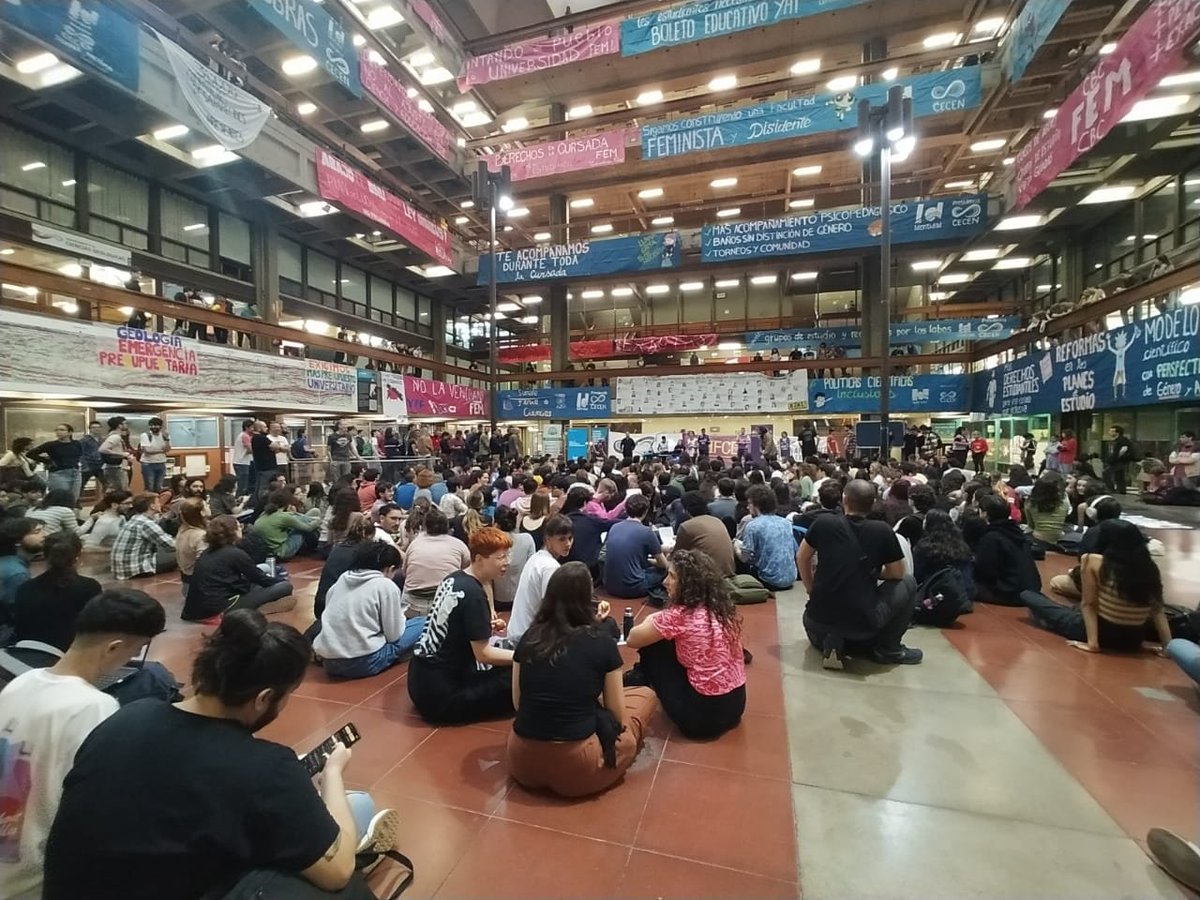 haydeecinha's tweet photo. AHORA Asamblea interclaustros @Exactas_UBA 

Hall central Pabellón II, Ciudad Universitaria https://t.co/ieWNgMIWLN