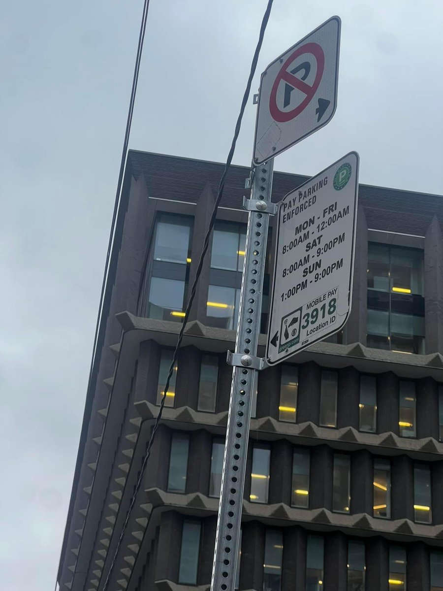 Green P parking zone near me 3918 according to the stickers on the sign and the machine. Only, Toronto Parking Services changed the code to 3916 and didn’t update any of the signage. So people are getting tickets. @311Toronto could this get fixed? Mutual north of Dundas