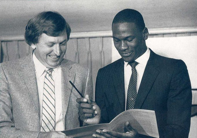 altieribruno's tweet photo. El 12 de septiembre de 1984, Michael Jordan firmó su primer contrato para jugar en la NBA con los Bulls.

Que Jordan haya caído en Chicago fue, sin lugar a dudas, un juego perfecto del destino.

Porque hubo una serie de hechos que se unieron para que esto suceda. 

Avancemos. https://t.co/193GdyfhXO
