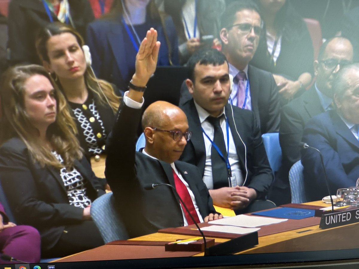 Aquí está el representante de EEUU levantando la zarpa para impedir que Palestina sea un estado más de la ONU