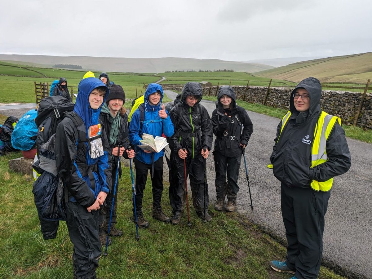 genesis_esu's tweet photo. 2nd day of fells: high spirits, low temperatures, aching legs - lots of fun to be had! https://t.co/EAJSVO7KP0
