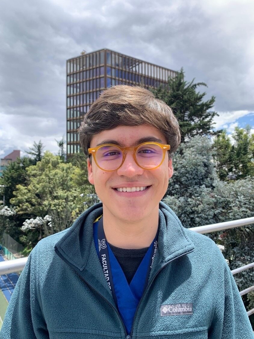 #OrgulloJaveriano💛💙@salomonsalazarl, estudiante @MedicinaPUJ, ganó convocatoria para hacer parte de la cohorte 2024-2025 de embajadores de @ISTAART, @alzassociation. El cargo busca incrementar la participación regional en investigación del Alzheimer y demás demencias.